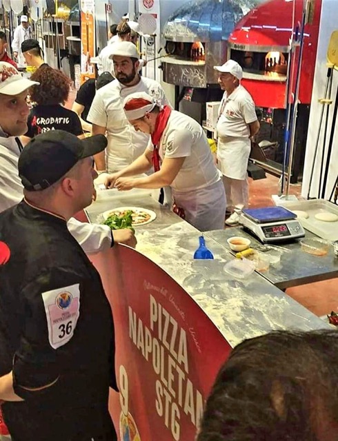 Chef Andrei bereitet authentische neapolitanische Pizza mit traditioneller Technik zu